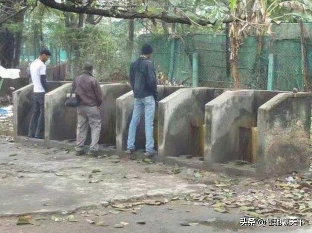 美女上厕所:印度到处都是“露天”厕所，那么印度女人是怎么上厕所的呢？