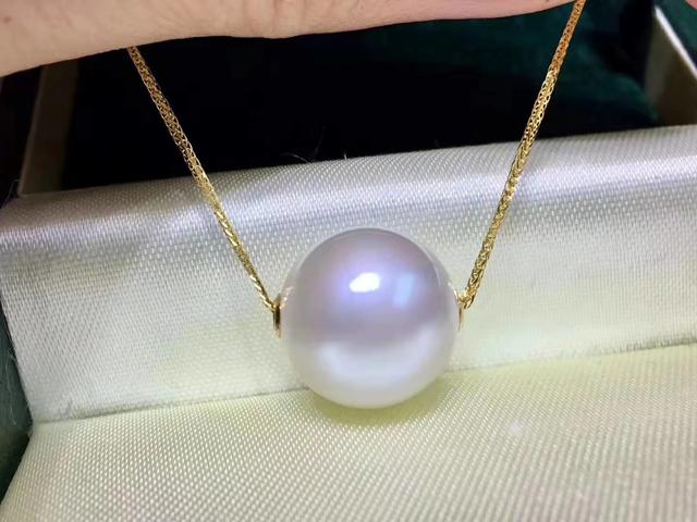 香港拍卖会上的顶级翡翠手镯,世界上最昂贵的手饰有哪些？