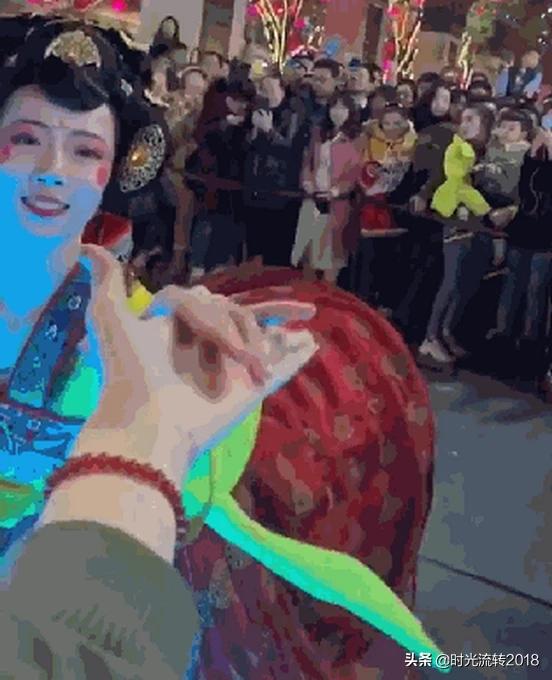 冯佳晨:太抢镜，给技巧冠军陈培东颁奖的唐装美女是谁？有什么来历呢？