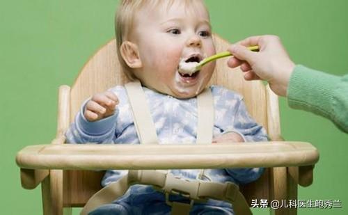 宝宝一岁左右能跟大人吃饭吗，一岁多的宝宝平时跟大人一起吃饭可以吗