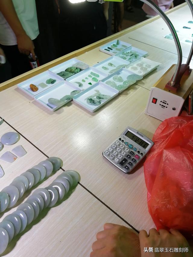 酸洗注胶翡翠镯子图片,朋友送的翡翠手镯，大家帮忙看看是啥价值？