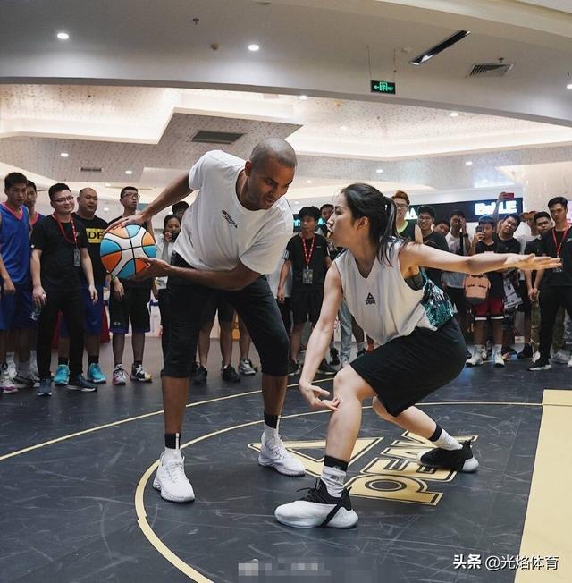 邓佩仪:火到美国！帕克防守美女意外袭胸引美媒报道，这名美女是谁？