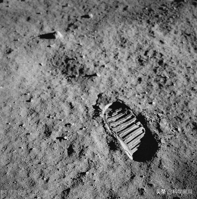 月亮是土壤岩石组成称月壤可它又不是镜子为什么能反光