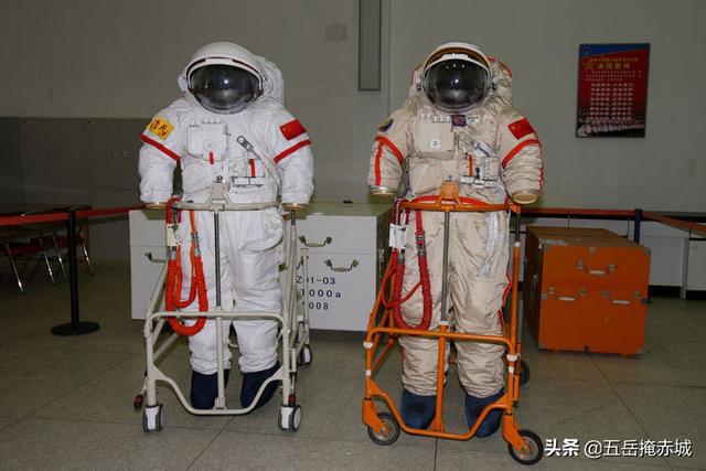 飞天舱外航天服好帅:中国航天服一套3000万只能使用五次，一次600万是真的吗？