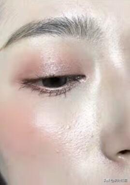 化妆后皮肤很油,一定妆就卡粉,应该怎么办？