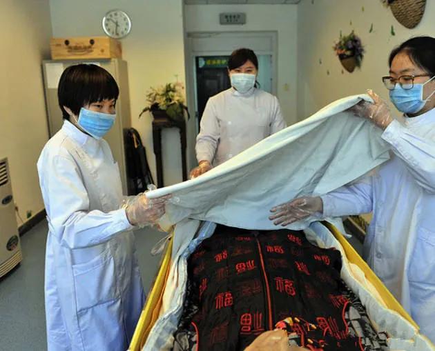 为什么人死后要用白布盖上,而不是其他颜色的布,到底有何用意?