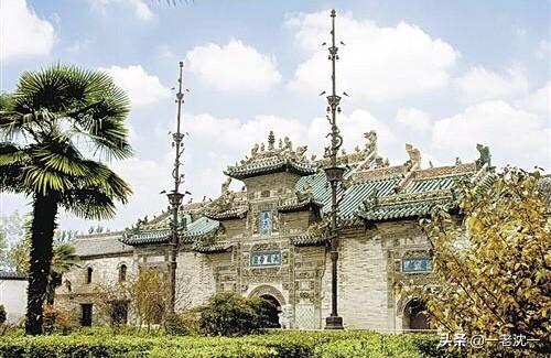 金钱白花蛇图片中药:金钱白花蛇的图片 头上一点黑一点白的蛇是什么？