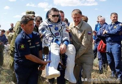郭沁为什么坐在椅子上:航天员落地后，为何露面都非得坐椅子
