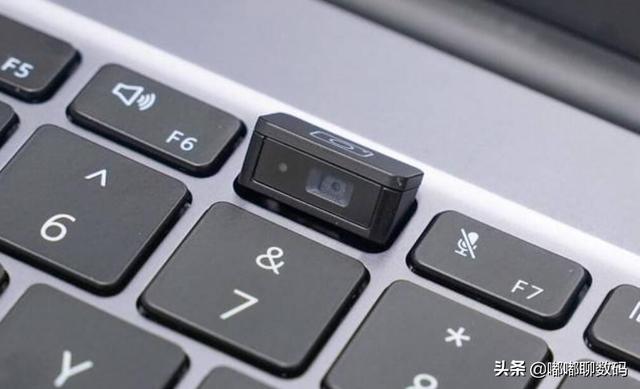 夫妇拍摄灵异事件:为什么电脑不设计后置摄像头？