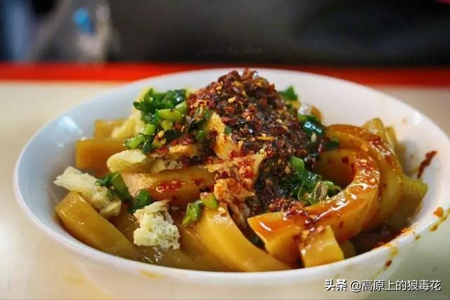 其次是洋芋津津,把洋芋擦成沫沫,烙成饼,切成条用洋葱,就辣椒一起炒