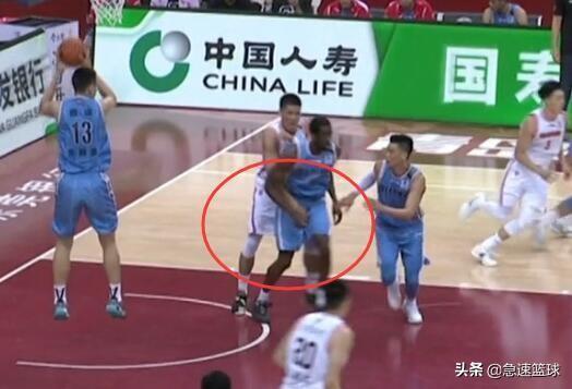 王梦溪不雅照:广东VS首钢，阿日因为掏裆被驱逐，当时到底发生了什么？