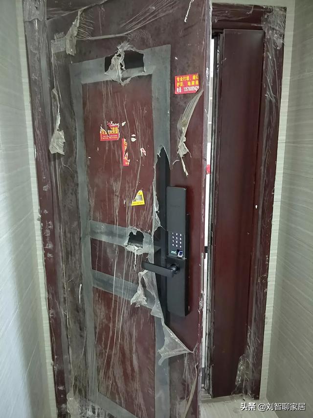 酒店灵异事件烧死人:据传某地某户指纹锁在着火断电的情况下，无法打开导致六人遇难？