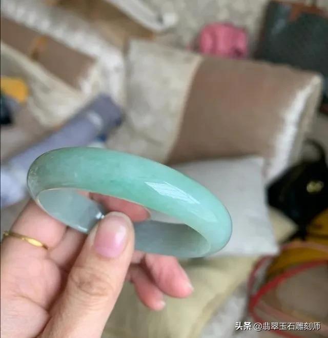 翡翠科普,翡翠戴久了会变绿，这是怎么回事？