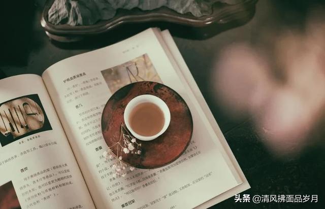 为什么有人愿意用喝酒、吹牛、看综艺节目来消磨时间,有人却能选择用这些时间来看一本书？