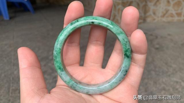 翡翠手镯有棉絮图片,请问这只翡翠手镯价值几何？