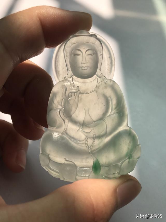 翡翠免费估价,朋友送的翡翠，请大神估个价？