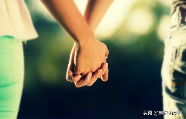 女子拿刀吓唬男友过程中，失手刺向自己胸口死亡，事件有哪些疑点？男友是否需要承担法律责任？