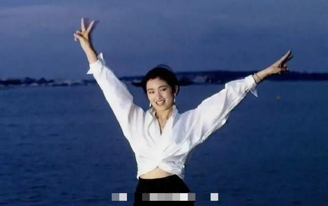 黄圣依的胸:大家讨厌一个明星的原因是什么（除了粉丝的原因）