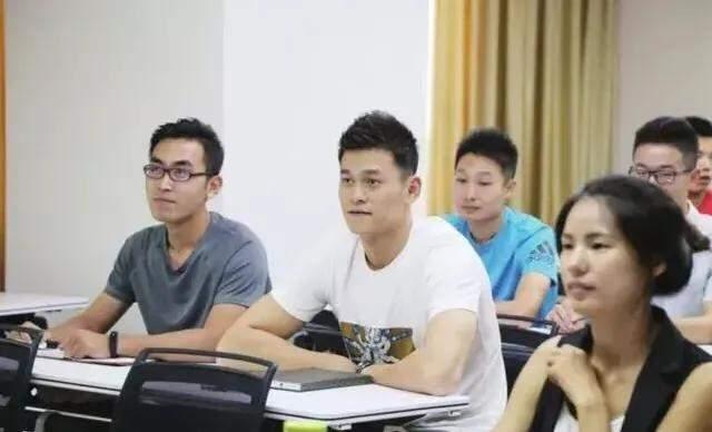 为何现役运动员孙杨已经成为博士，而姚明本科毕业却花了七年时间？