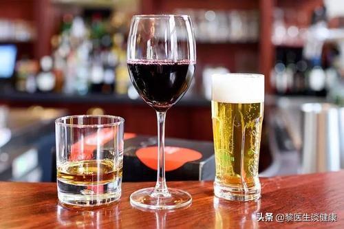 尿酸高能不能喝红酒，尿酸稍微偏高，白酒啤酒都不能喝吗（参考值：202—416）