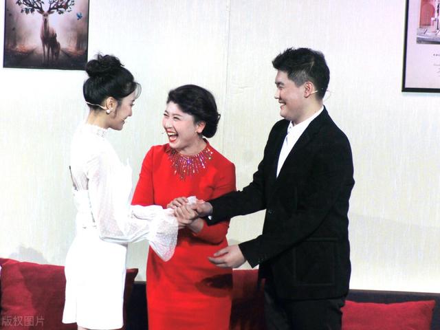 闫妮前老公是谁:闫学晶往事掀开，与前夫离婚引争议，潘长江为何拼尽一切力捧她？