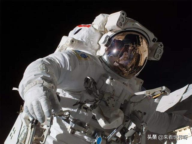 为什么宇航员在外太空,头盔上的玻璃内侧没有雾气?