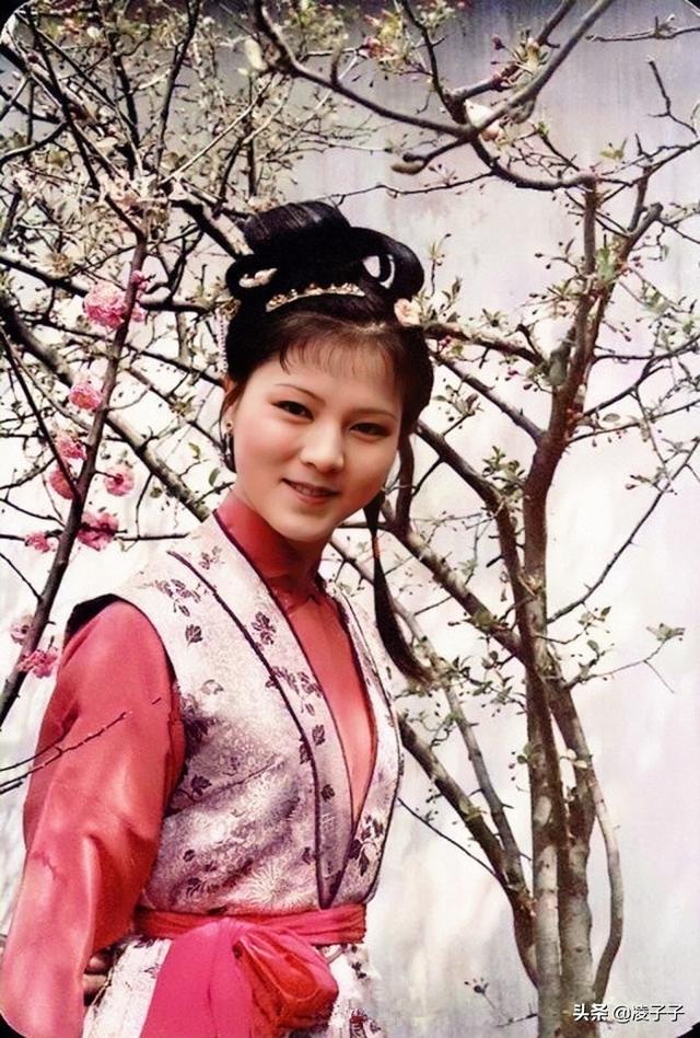 红楼梦中宝玉把珍珠的名字改为袭人作者想说明什么