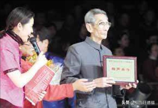 你认为郭德纲有没有可能成为像马三立一样的一代相声大师？为什么？