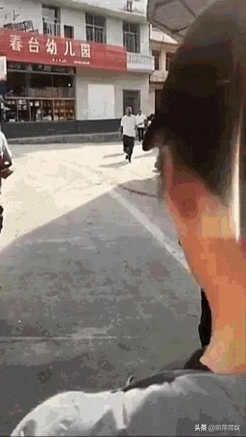 文章片场猛摔手机:怎样看文章对偷拍者怒砸自己的手机？
