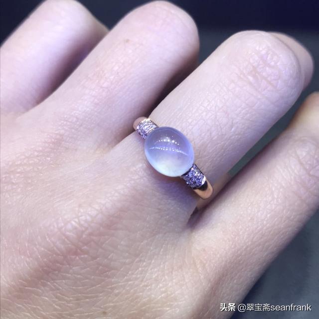 翡翠戒指什么颜色最好,如何挑选满色的翡翠戒指和翡翠项链？