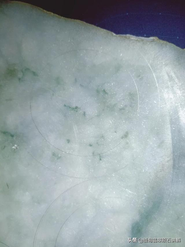 翡翠开窗料为什么不能买,开窗的翡翠原石能买吗，还是直接买成品？