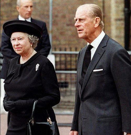 英国王室收入:英国王室每年挥霍上亿英镑，为何人民不推翻他们，反而选择纵容？