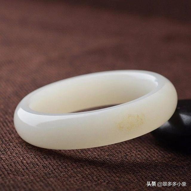 翡翠和玉哪个更有灵性,现在购买玉和翡翠保值怎么样？