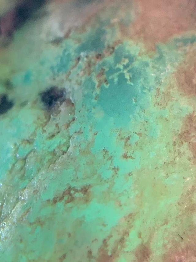 河里透明的石头和玉石的区别,您认为天然奇石和玉石之间都有那些区别？