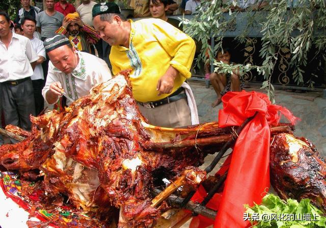 甘肃发现白化野骆驼:迪拜能吃骆驼，国内什么地方能吃骆驼