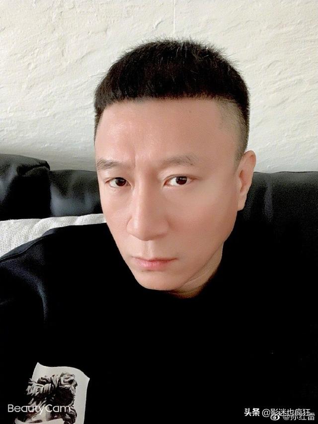 邓伦看李佳琦涂口红:明星带货，真的有那么多人买吗你会买吗
