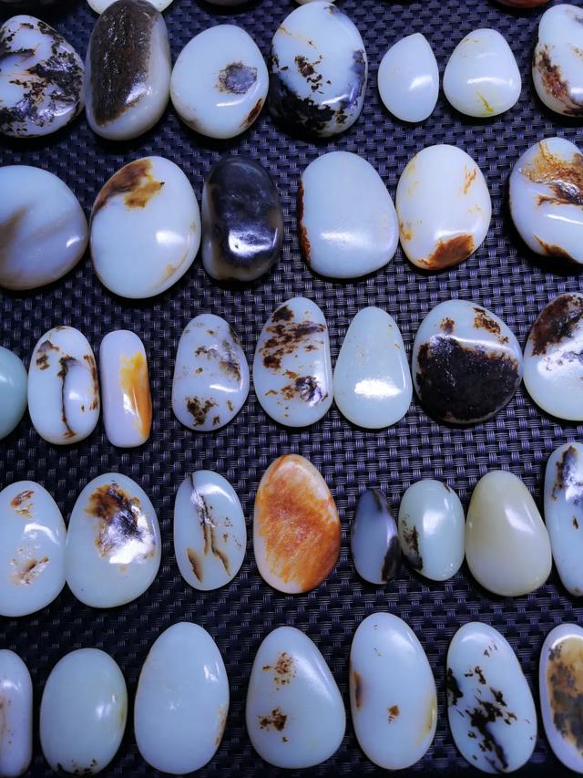 几百元的和田玉是真的吗,两三千块钱能买到真的和田玉籽料吗？