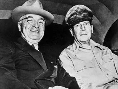 美国五星上将麦克阿瑟是怎样被解职的？为什么？插图36