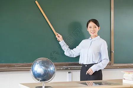 为什么中国高校教师工资低，为什么工资2000出头的编制教师那么多人去考他们图什么