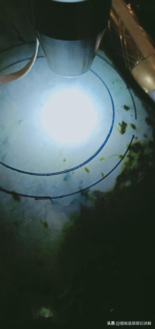 翡翠开窗料为什么不能买,开窗的翡翠原石能买吗，还是直接买成品？