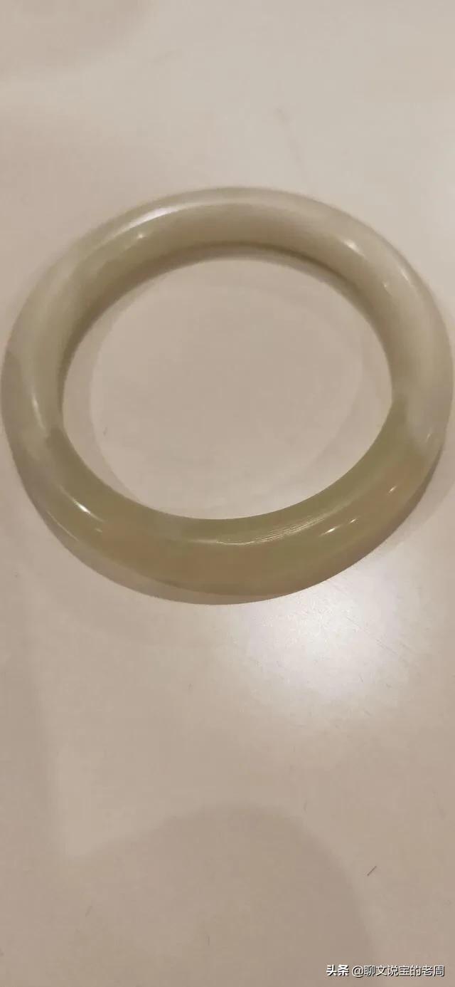 一个玉镯子多少钱,一个翡翠手镯一般多少钱？