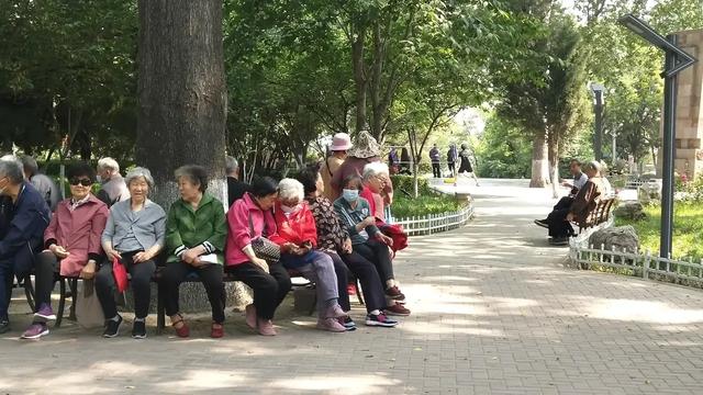 2021年养老金上调后，退休老人每月养老金3200元，算是什么水平？插图18