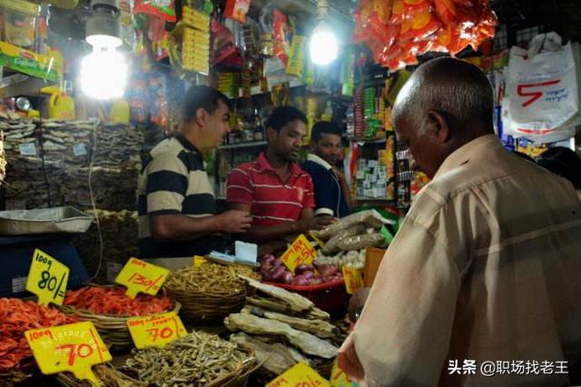 捆蟹大妈月入万元:欠下债务30万，工资每月3000，是继续上班还是做点小生意？