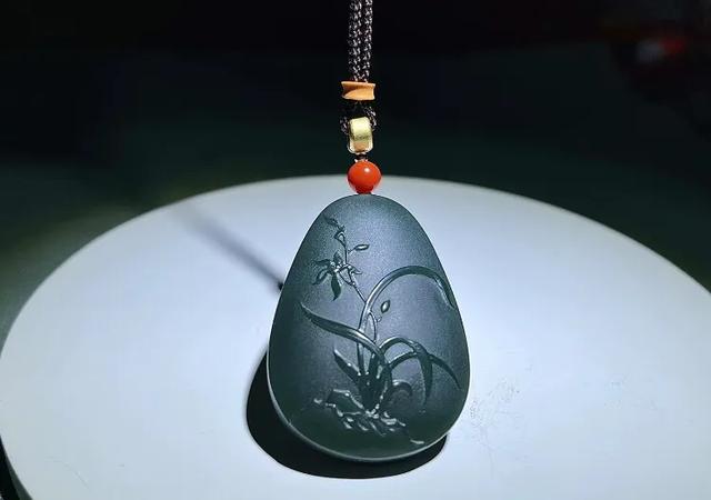 玉是什么做的,大型玉琮一般是用什么玉做的，怎么看？