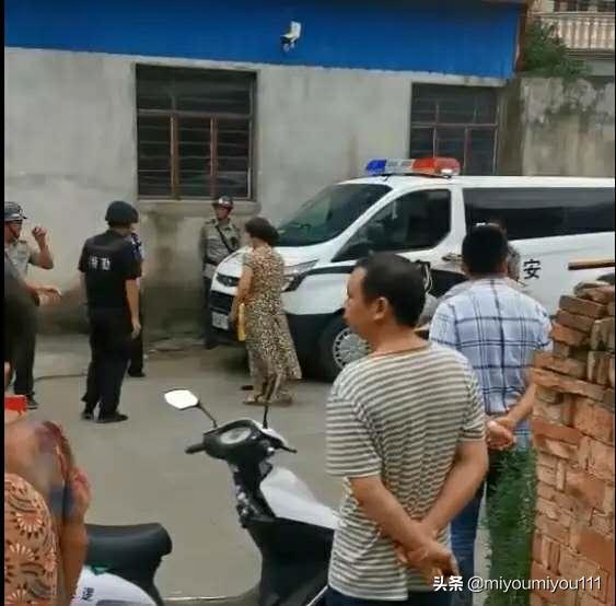 22岁女幼师被割喉，凶手伏法，受害者家门被连日围堵，怎么看？