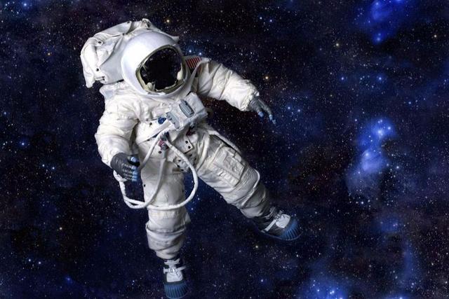 宇航员为什么被抬出来，宇航员出舱时，为什么是被抬着出来，或者是坐轮椅出来？