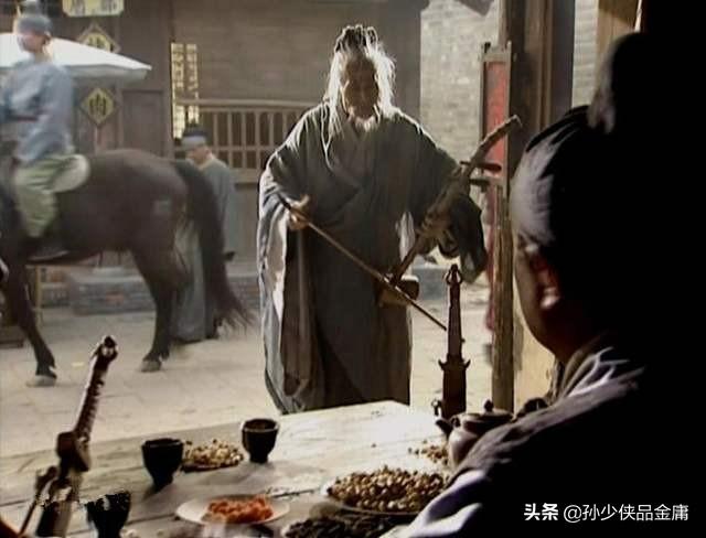 张艺上:笑傲小说中，莫大先生力拼鲍大楚或上官云，莫大先生的胜算大吗？