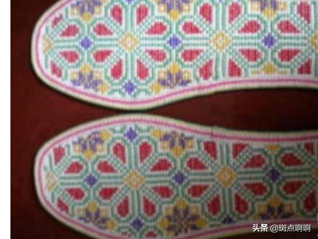 宠物狗十字绣下载:十字绣鞋垫图案大全,十字绣鞋垫价格？