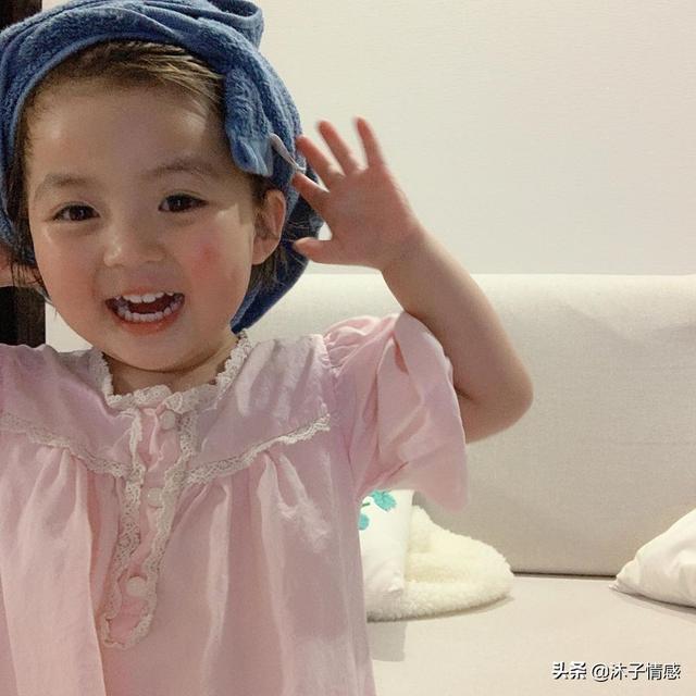 两岁的孩子被婆婆宠的不自己吃饭挑食还吃得非常非常慢,怎么办？