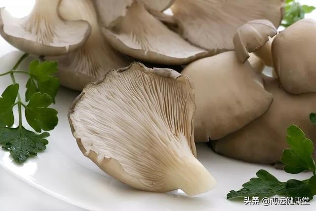白蘑菇发黑了还能吃吗，平菇在冰箱放两天长了白毛，还可以吃吗？